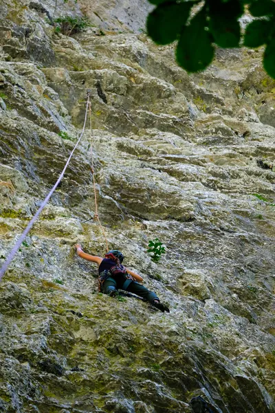 Nadine in einer frisch gebohrten 6b+