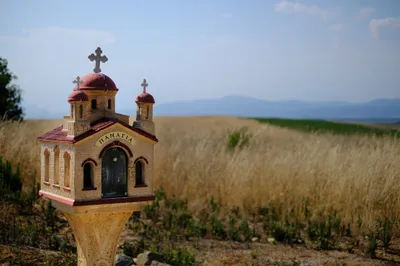 Mini-Kirchen veschönern den Strassenrand