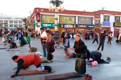 Betende Pilger vor dem Jokhang-Tempel