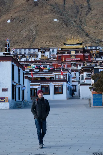 Vor dem (traditionellen) Sitz des Panchen Lama