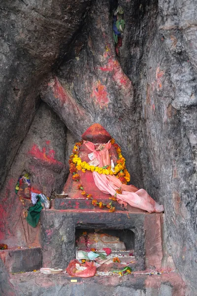 Opfergaben unter einem heiligene Bodhi-Baum