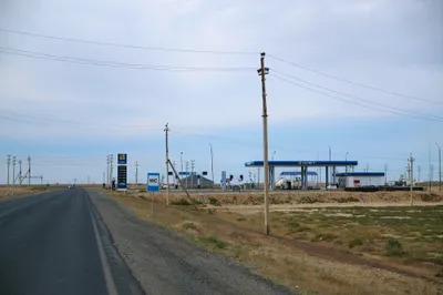 Strommasten und Tankstellen zeichnen die Landschaft