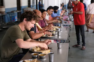 Mittagstisch beim Adinath-Tempel